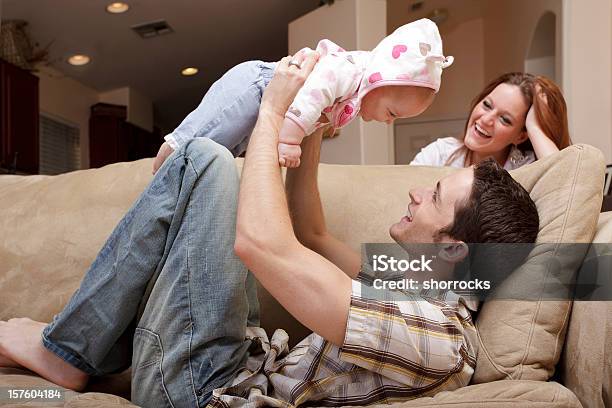 Foto de Família De Três Brincando No Sofá e mais fotos de stock de 6-11 meses - 6-11 meses, Bebê, Beleza