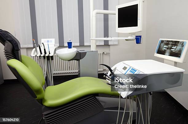 Presso Il Dentista - Fotografie stock e altre immagini di Ambulatorio dentistico - Ambulatorio dentistico, Apparecchiatura odontoiatrica, Baden-Württemberg