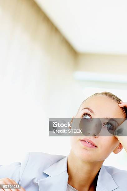 Soñar Despiertomujer De Negocios Mirando Hacia Arriba Con Copyspace Foto de stock y más banco de imágenes de Adulto joven