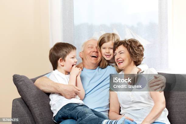 Nonni Con I Loro Nipoti Ridere Insieme - Fotografie stock e altre immagini di 6-7 anni - 6-7 anni, 60-64 anni, 60-69 anni