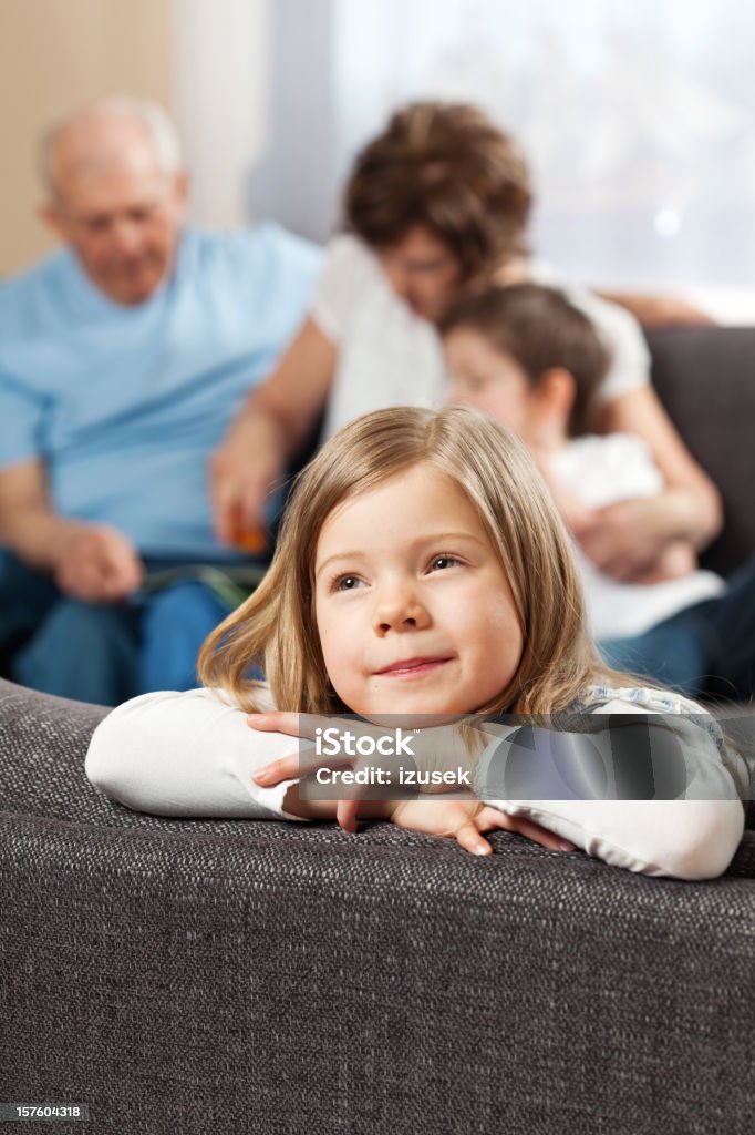 Adorabile bambina Sdraiato su un divano e di pensiero - Foto stock royalty-free di 6-7 anni