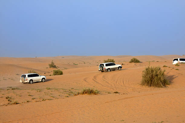 safari dans le désert - 4x4 desert sports utility vehicle dubai photos et images de collection