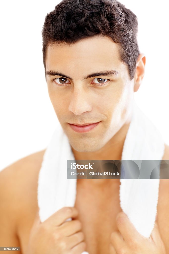 Крупным планом на человек с полотенцем вокруг шеи после тренировки. - Стоковые фото 20-29 лет роялти-фри