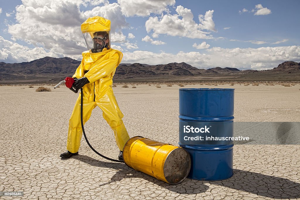Homem com Terno provocando um derrame de petróleo - Royalty-free Roupa Antirradioativa Foto de stock