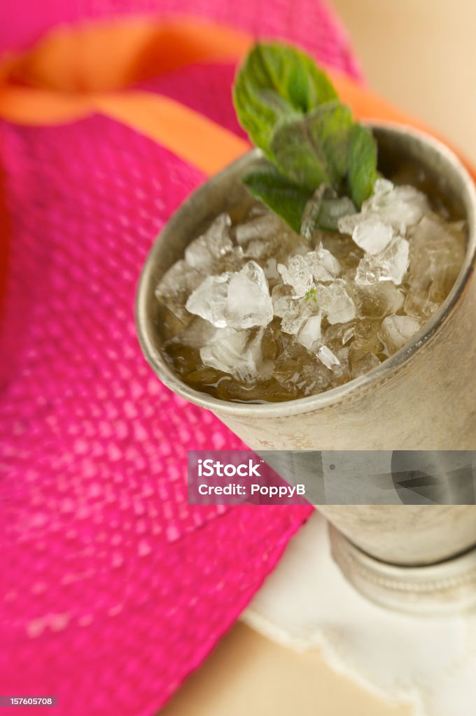 Frosty coquetel Julep de menta no Silver Cup - Foto de stock de Chapéu royalty-free