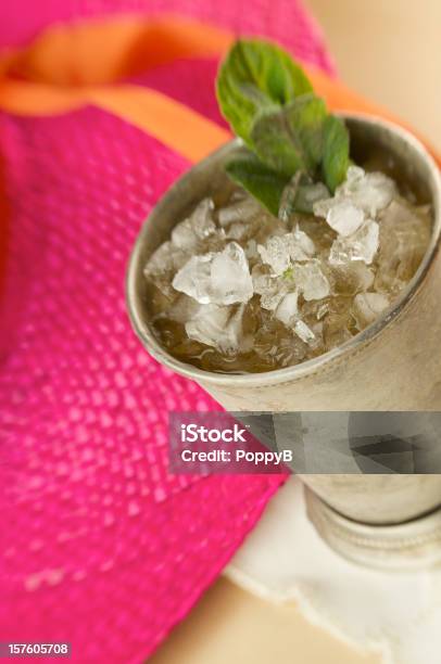 Foto de Frosty Coquetel Julep De Menta No Silver Cup e mais fotos de stock de Chapéu - Chapéu, Mint Julep, Bebida alcoólica