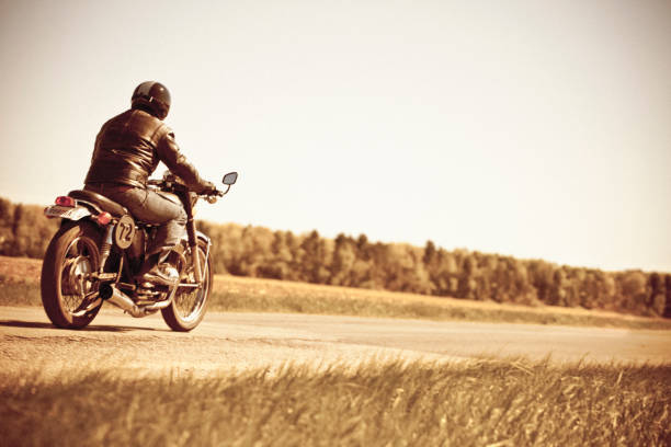 corsa da motociclista vintage - riding old old fashioned motion foto e immagini stock