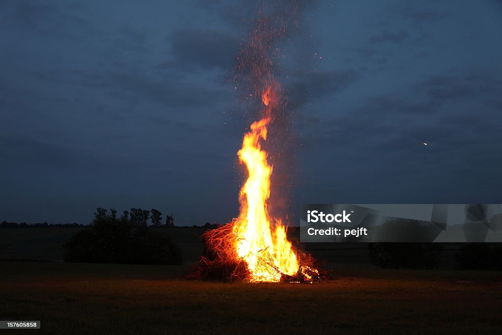 Fogueira em midsummer com a Lua no Céu - Royalty-free Solstício de verão Foto de stock