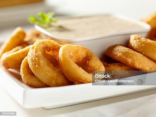 Grosor De Corte De Cebolla Anillos Con Dip Foto de stock y más banco de imágenes de Alimento - Alimento, Anillo de cebolla, Aperitivo - Plato de comida