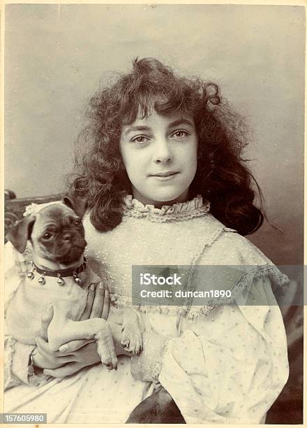Victorian Mädchen Und Ihr Hund Stockfoto und mehr Bilder von Viktorianischer Stil - Viktorianischer Stil, Fotografie, Fotografisches Bild