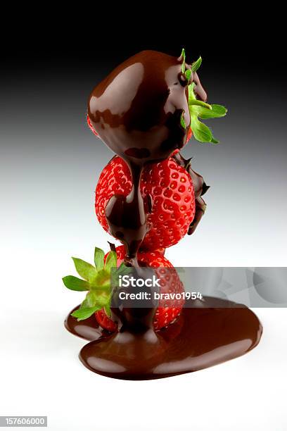 Foto de Morango E Chocolate e mais fotos de stock de Chocolate - Chocolate, Escorrer, Escuro
