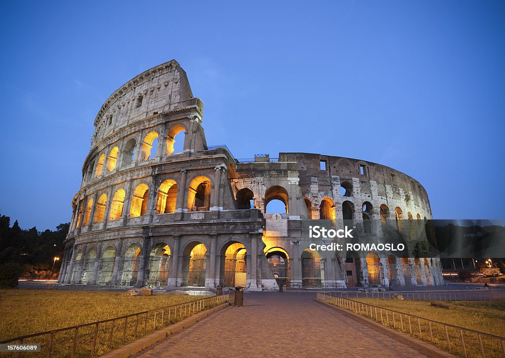 Colosseum ночью сумерках, Рим Италия - Стоковые фото К�олизей роялти-фри