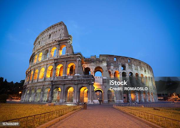 Colosseum Ночью Сумерках Рим Италия — стоковые фотографии и другие картинки Колизей - Колизей, Ночь, Амфитеатр