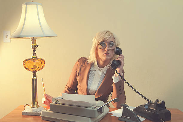 vintage dos anos 70 e secretário - customer service representative on the phone retro revival office - fotografias e filmes do acervo