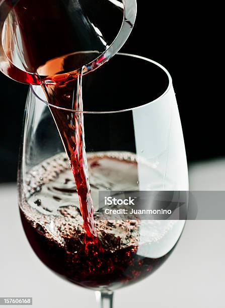 Vinho Tinto Despeje Em Um Copo - Fotografias de stock e mais imagens de Ninguém - Ninguém, Vinho Tinto, Bebida Alcoólica