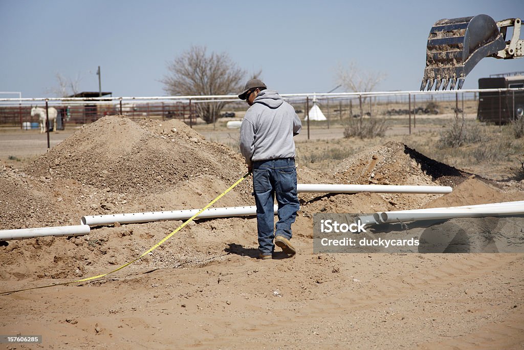 Medición para la instalación de tanque séptico y vaciado de campo - Foto de stock de Tanque séptico libre de derechos