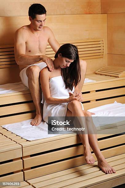 Casal Jovem Na Sauna - Fotografias de stock e mais imagens de Adulto - Adulto, Amor, Banco - Assento