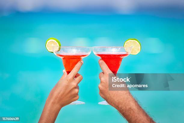 Foto de Brindando Com Copos De Margarita E Bebidas Tropicais e mais fotos de stock de Praia