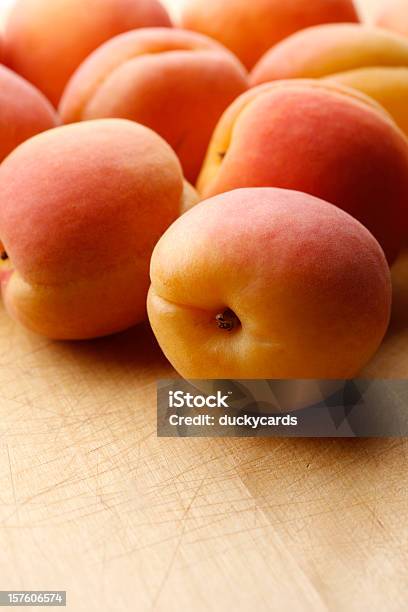 Свежие Apricots — стоковые фотографии и другие картинки Абрикос - Абрикос, Без людей, Вертикальный