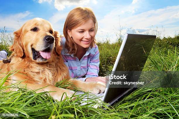 Mulher E Cão Em Repouso Escrevendo No Computador Portátil - Fotografias de stock e mais imagens de Cão