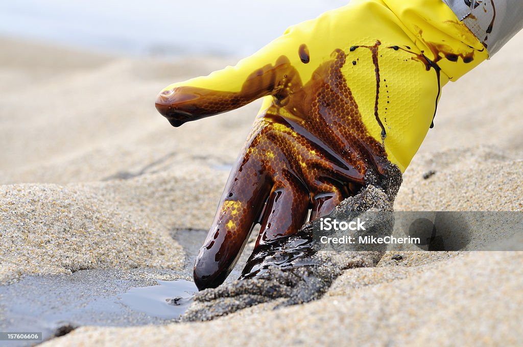 엔진오일 유출: 플라주 Clean-up - 로열티 프리 석유 스톡 사진