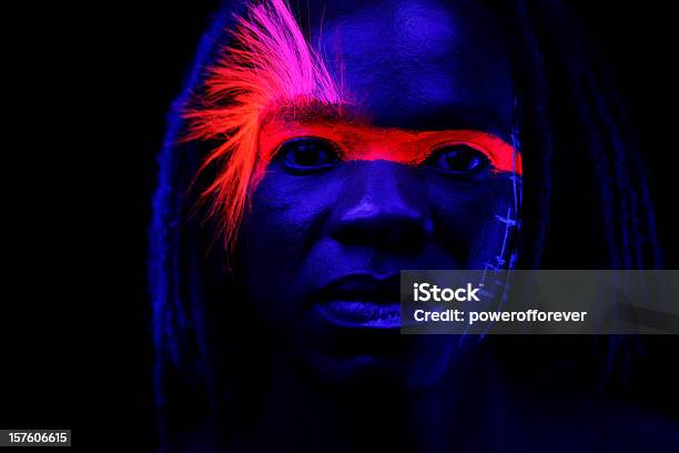 ネオンの輝きのポートレート - メイクアップのストックフォトや画像を多数ご用意 - メイクアップ, アフリカ民族, ネオンカラー
