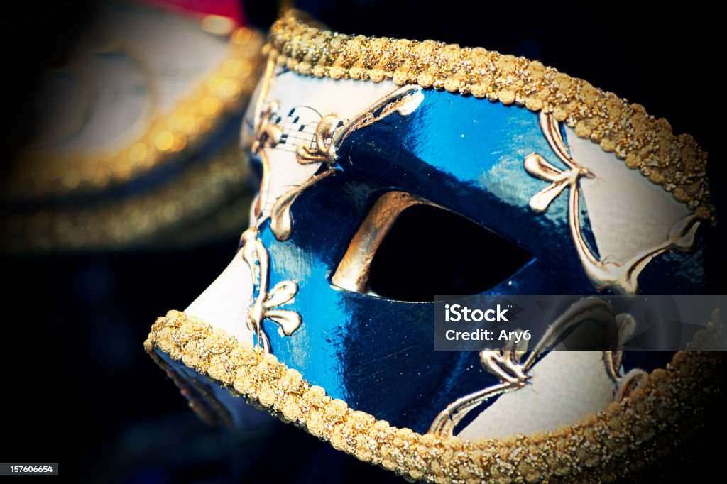 Maschera veneziana, messa a fuoco differenziale, cross elaborati - Foto stock royalty-free di Bianco