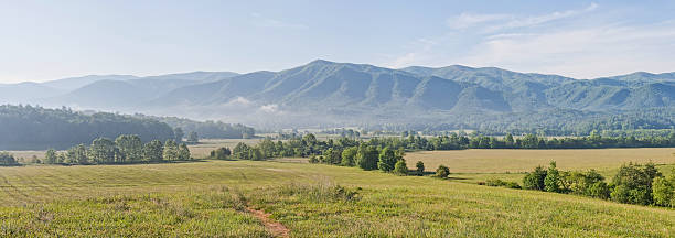 smoky mountain cades cove panoramica - cades cove foto e immagini stock