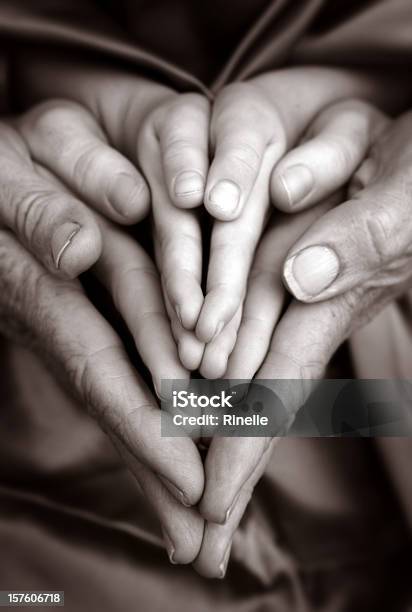 Familie Beten Stockfoto und mehr Bilder von Beten - Beten, Familie mit mehreren Generationen, Kind