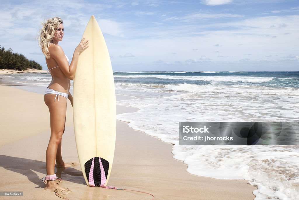 Blonde Beach Babe avec planche de Surf - Photo de Activité de loisirs libre de droits