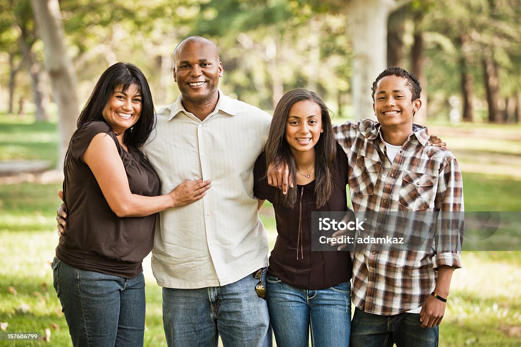 Diversificada família Fotografia - Royalty-free Felicidade Foto de stock