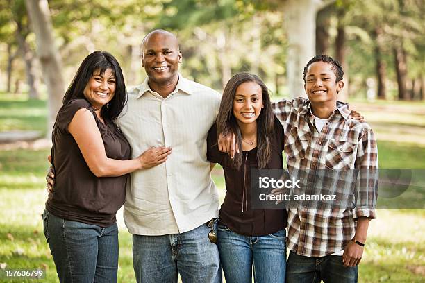 Diversificada Família Fotografia - Fotografias de stock e mais imagens de Felicidade - Felicidade, Adolescente, Adulto