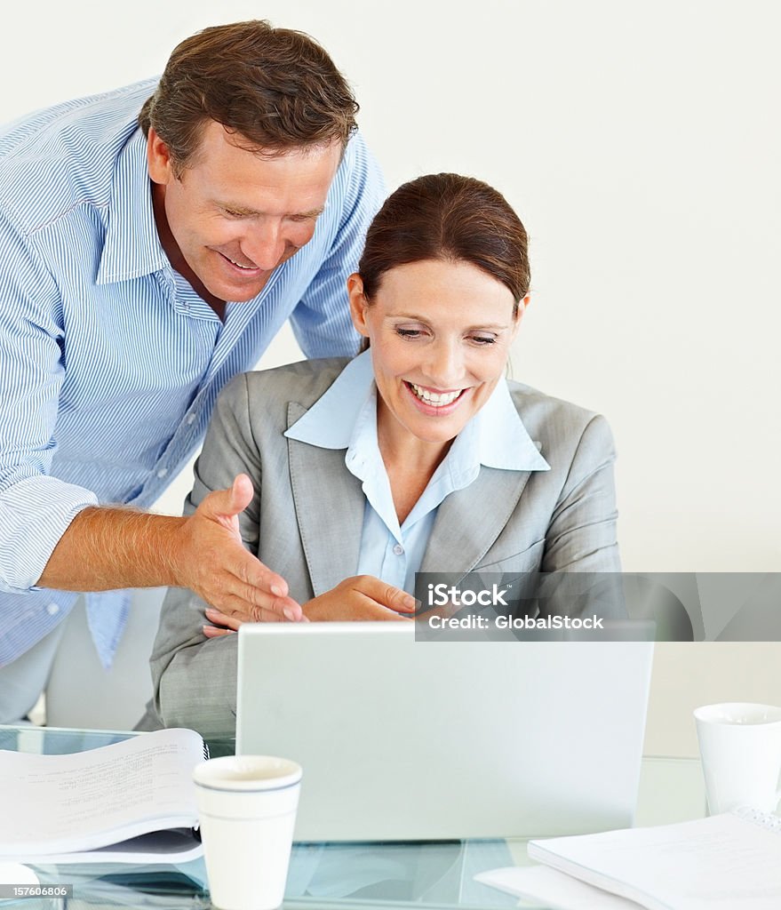 Sourire des collègues à l'aide d'un ordinateur portable - Photo de 40-44 ans libre de droits