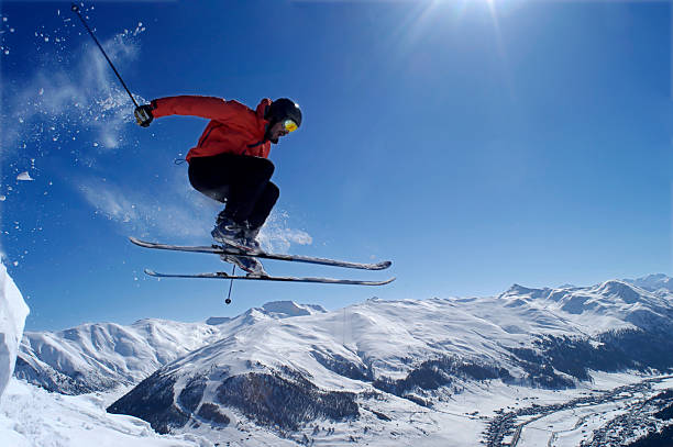 パウダーでジャンプ - powder snow skiing agility jumping ストックフォトと画像