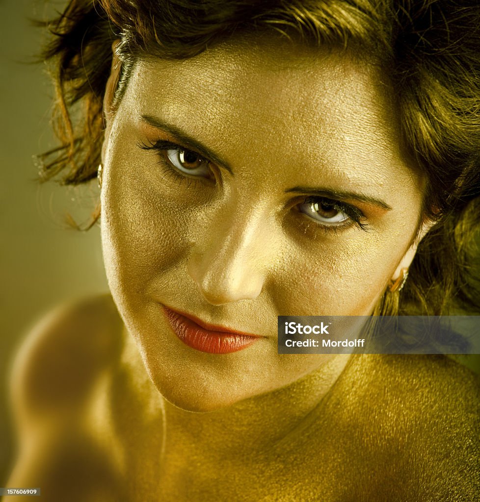 Giovane donna con pelle oro - Foto stock royalty-free di Adulto