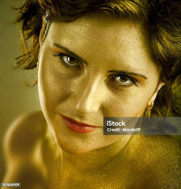 Giovane Donna Con Pelle Oro - Fotografie stock e altre immagini di Adulto - Adulto, Beautiful Woman, Bellezza