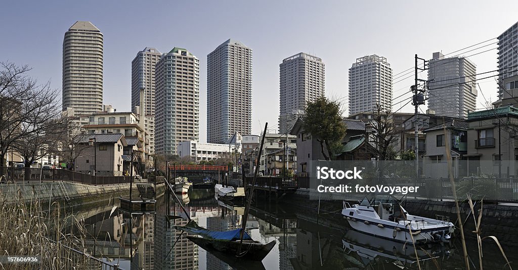 Tóquio casas de canal tranquilo porto de altos apartamentos Chuo-ku Japão - Foto de stock de Apartamento royalty-free