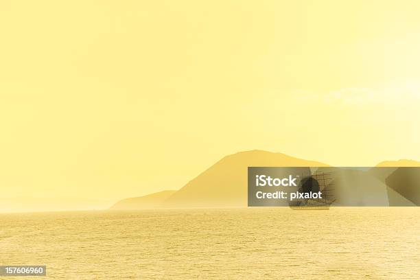 Foto de Nevoeiro De Manhã Mar e mais fotos de stock de Amarelo - Amarelo, Ambiente dramático, Barco a Vela