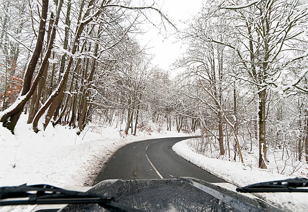 4 x4 inverno drive - off road vehicle 4x4 snow driving foto e immagini stock