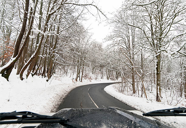 4 x4 inverno drive - off road vehicle 4x4 snow driving - fotografias e filmes do acervo