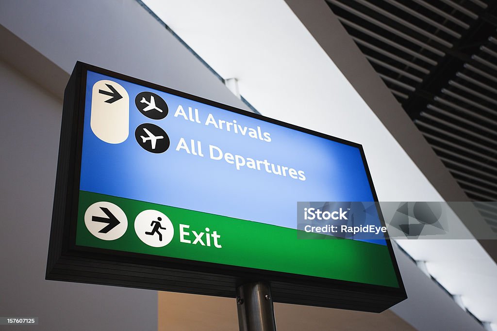 Iluminado señales en el aeropuerto - Foto de stock de Aeropuerto libre de derechos