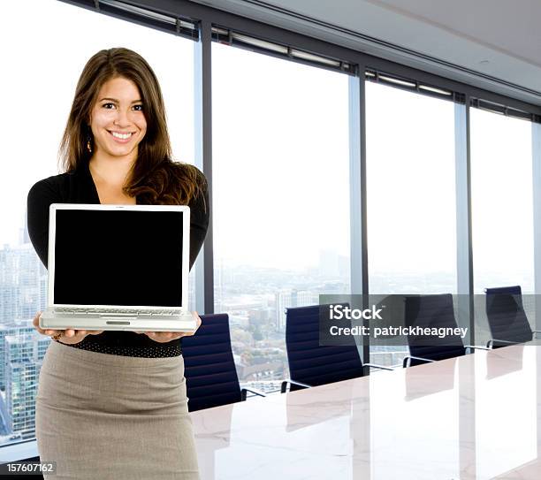 Frau Mit Laptop Stockfoto und mehr Bilder von Bildung - Bildung, Braunes Haar, Konferenzraum