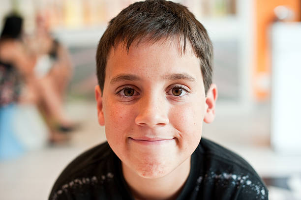 sonriendo doce años viejo niño - 10 11 years little boys child happiness fotografías e imágenes de stock
