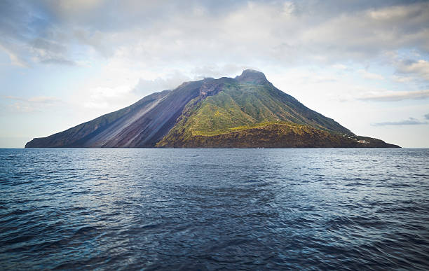 stromboli - paisaje volcánico fotografías e imágenes de stock