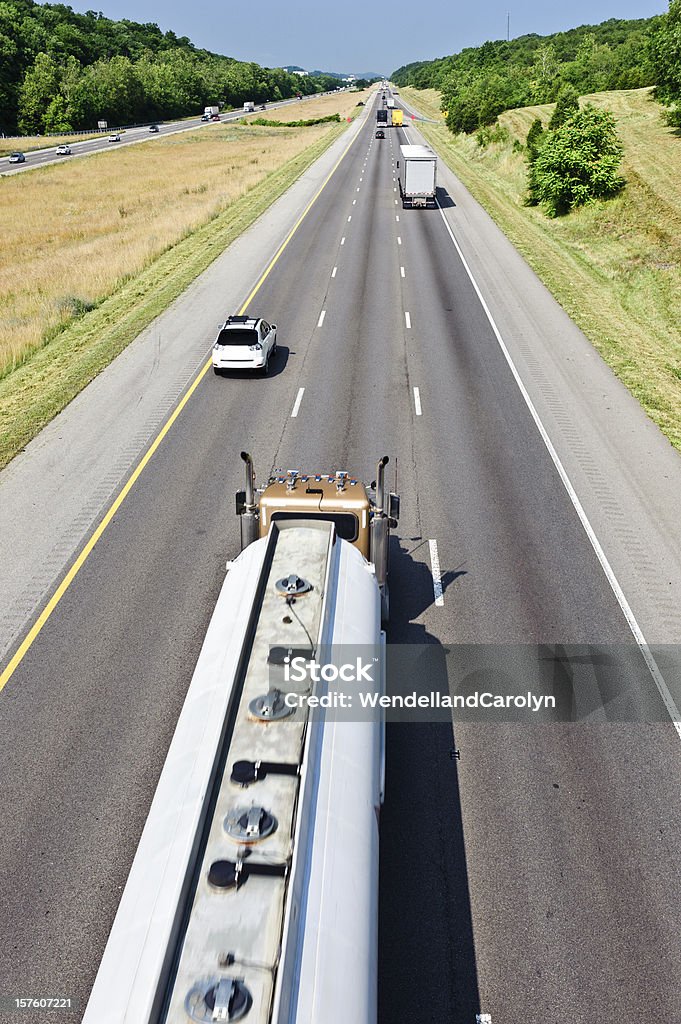 가솔린 트럭 배달차 Interstate 고속도로 - 로열티 프리 유조 트럭 스톡 사진