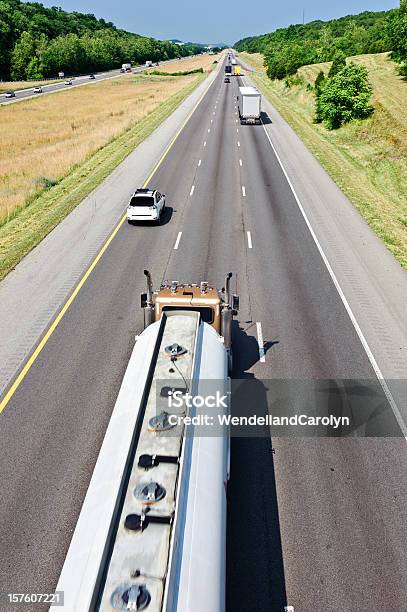 가솔린 트럭 배달차 Interstate 고속도로 유조 트럭에 대한 스톡 사진 및 기타 이미지 - 유조 트럭, 0명, 고속도로