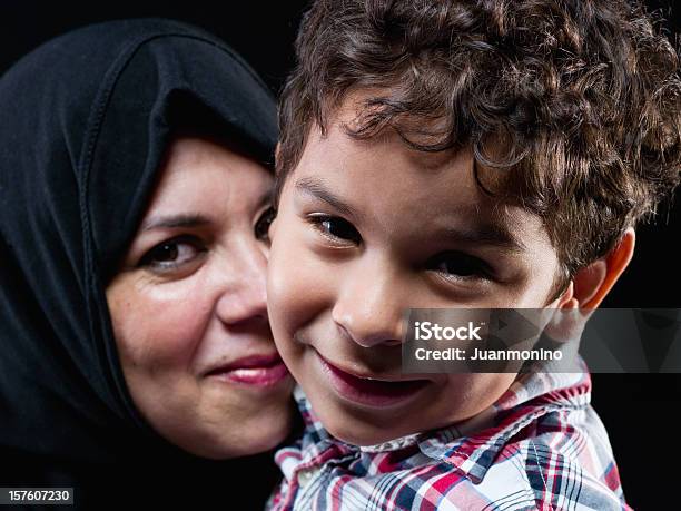 Muslim Kobiety Pozujących Z Jej Syn - zdjęcia stockowe i więcej obrazów Dzień Matki - Dzień Matki, Hidżab, Ludność Bliskiego Wschodu