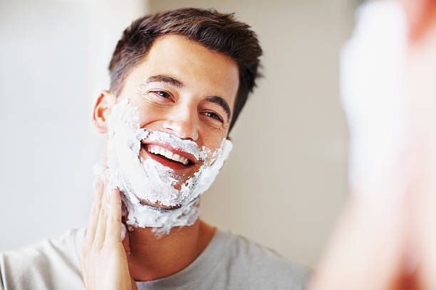 smart de meia idade homem aplicando creme de barbear - shaving men shaving cream mirror imagens e fotografias de stock