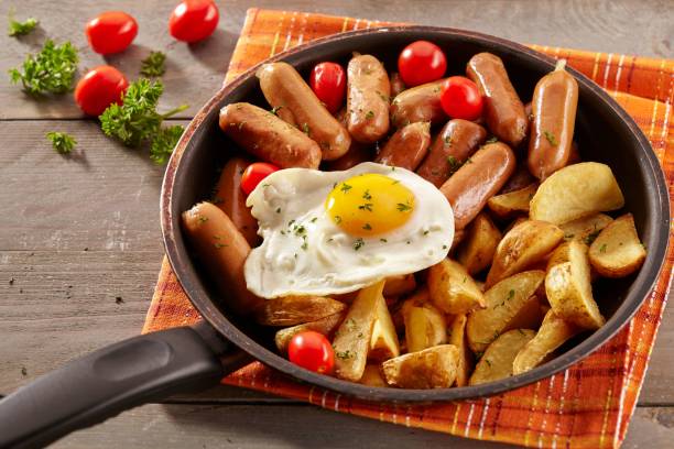 istock Cocktail sausages and potato wedges 1576073413