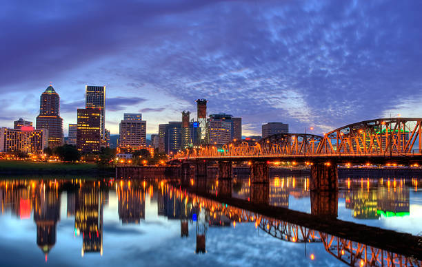 vista de los edificios de portland - vista de los edificios de portland en hawthorne bridge de noche fotografías e imágenes de stock